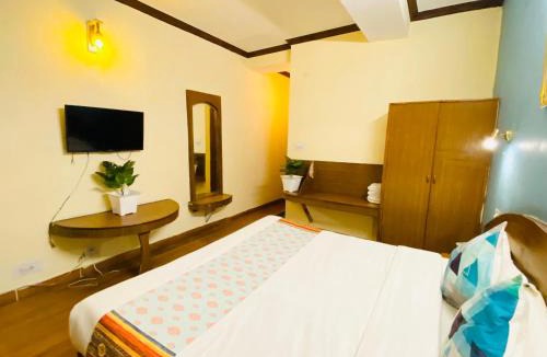 Taradevi Hotel | Hotel Tara INN with terrace and mountain view