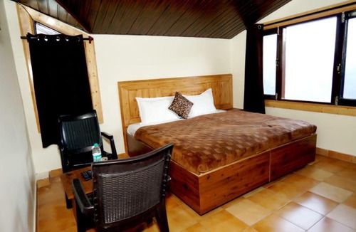 Shimla Hotel | Hotel Thakur Home's Mountain View - Outdoor furniture - Picnic Area