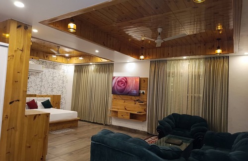 Sidhpur Hotel | Hotel The Crown