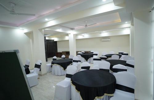 Sushant Lok Hotel | Hotel The Luxe 18 - Golf Course Road