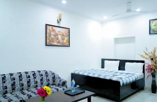 Jangpura Hotel | Hotel Tom - Jungpura Chruch Road
