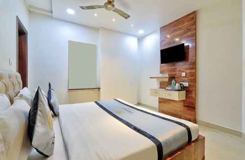 Pashim Vihar Hotel | Hotel Twamev Peeragarhi