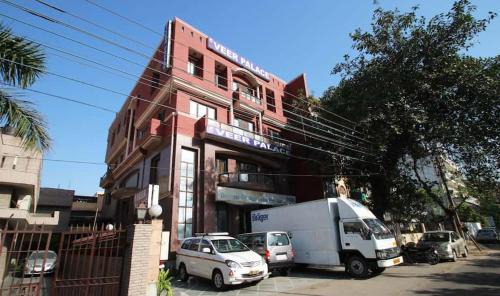 Safdarjung Enclave Hotel | HOTEL VEER PALACE By GREYSKY NEAR AIIMS DELHI