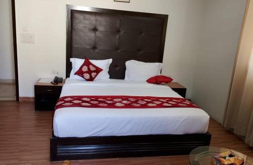 Safdarjung Enclave Hotel | HOTEL VEER PALACE By GREYSKY NEAR AIIMS DELHI