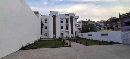 Indira Nagar Hotel | Hotel Yamuna Palace Near Gomti Riverfront Park