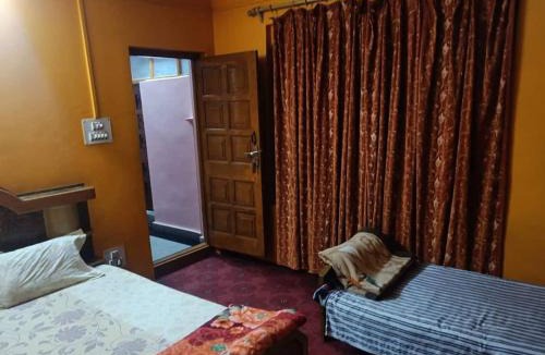 Dal Lake Apartment | Houseboat Golden Hind Heritage