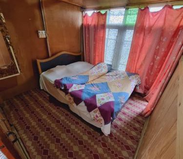 Dal Lake Boat Rental | Houseboat Hood