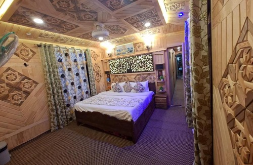 Dal Lake Cabin | Houseboat Quebec