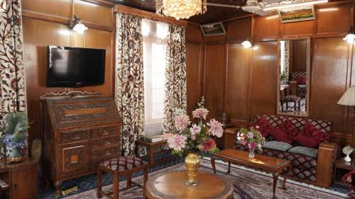Dal Lake Hotel | Houseboat Saleem