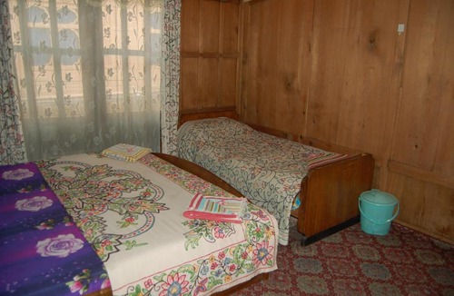 Dal Lake Boat Rental | Houseboat Stay