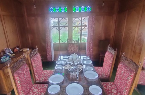 Dal Lake Hotel | Houseboat Young Manhattan