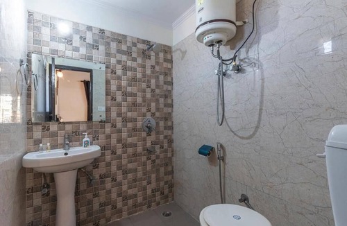 Bhimtal Hotel | HR Upvan Inn