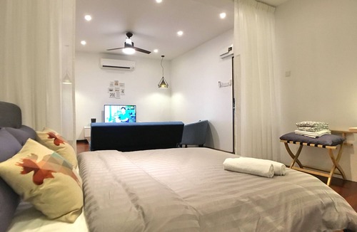 Downtown George Town House | iBook8 Superior 1 Bedroom Gurney Suites by iBook Homestay
