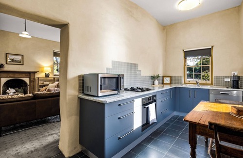 West Bendigo House | Idyllic, peaceful and historical "Coath Cottage" minutes from Bendigo's CBD