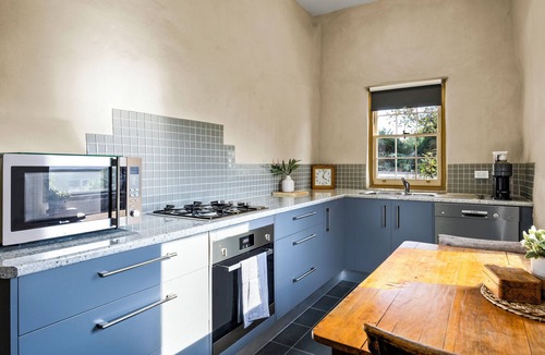 West Bendigo House | Idyllic, peaceful and historical "Coath Cottage" minutes from Bendigo's CBD