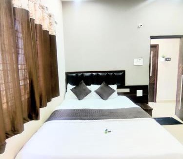 Tandur Hotel | Indira Deluxe Lodge