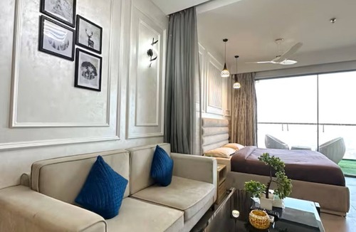 Noida Apartment | Ineffable by Rivique Inn - City view escape