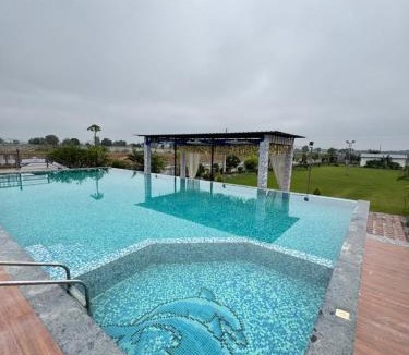 Bhopal House | Infinity farm and garden