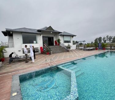 Bhopal House | Infinity farm and garden