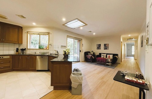 Turner House | Inner North Gem | King Room Near ANU and City Centre