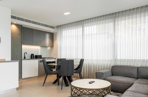 Coogee Apartment | Inviting 2BR Unit w Parking near Coogee Beach