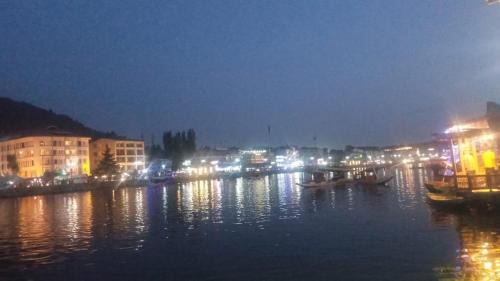 Dal Lake House | Island