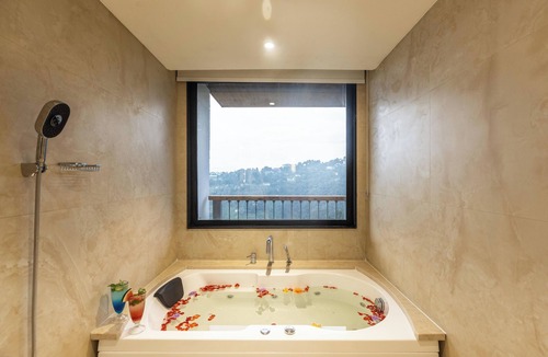 The Mall Road Hotel | jüSTa Hollow Oak, Mussoorie
