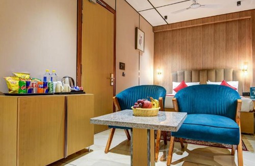 Jangpura Hotel | J Residency with Free Pickup from Nizamudin Railway Station 12 PM TO 6 PM