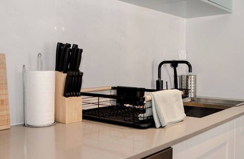 Redfern Apartment | Jack’s Cozy 2-Bedroom Retreat in Beautiful Redfern With AC + Free Parking