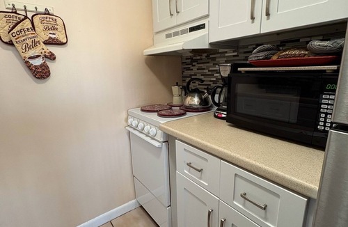 Pompano Beach Condo | Jan. Available to Enjoy the Beach, Sunshine and Warm Weather!