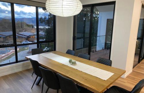 East Jindabyne House | Jindabyne House 2, Modern 3 bedroom home, lake & mountain views with fireplace