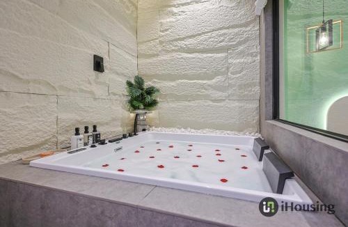 Taman Kota Laksamana House | Jonker Street Swimming Pool with Karaoke Villa - Not Only Stay