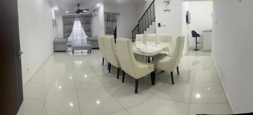 Jalan Bangi House | Kajang White House