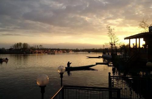 Dal Lake Boat Rental | Katharine Luxury Houseboats