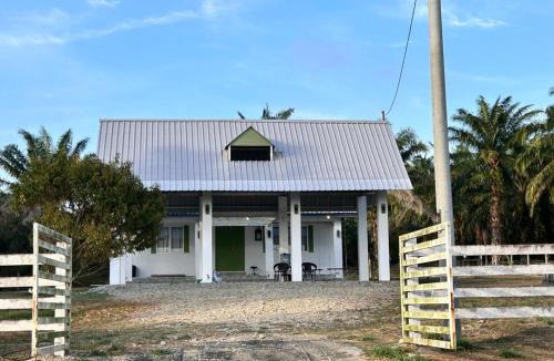 Merlimau House | KEBUNPURI - STUDIO HOUSE 2rooms 1 btrooms HOMESTAY KEBUN KOMPAK MERLIMAU PASIR