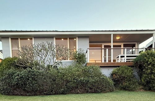 Forster House | KICK BACK BEACH SHACK - BEACH,SURF & OCEAN VIEWS + WALK TO BEACH + PET FRIENDLY!