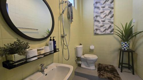Kota Kinabalu House | KK Sunset Villa- Full Sunset Balcony, Mosquito Free, 4K TVs, 5G WIFI and more!