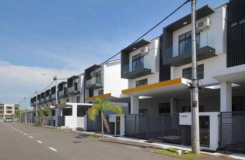 Taman Mahajaya House | KL8, Titanic Home for Gigantic Group