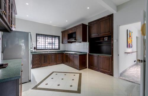 Teluk Cempedak House | Kontor Mansion - 3 mins to Teluk Chempedak Beach & Private Pool