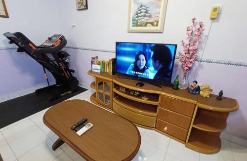 Taman Kota Laksamana House | Kota 3BR Townhouse 5 Pax by Jeffery Lam Home Management