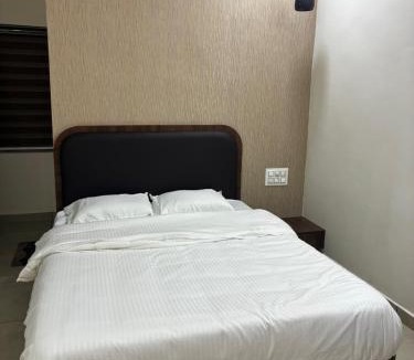 Adur Hotel | KOTTOOR LODGE Parakode