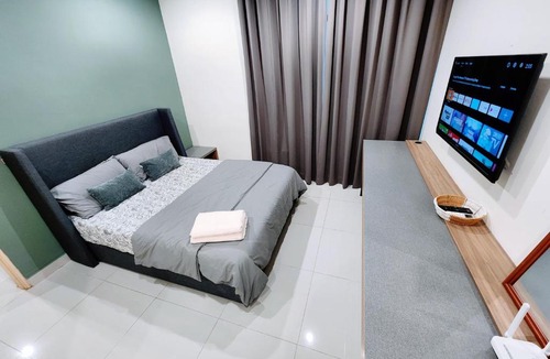 Batu Lintang Apartment | Kozi Square Twin Room with Smart TV & free Wi-fi