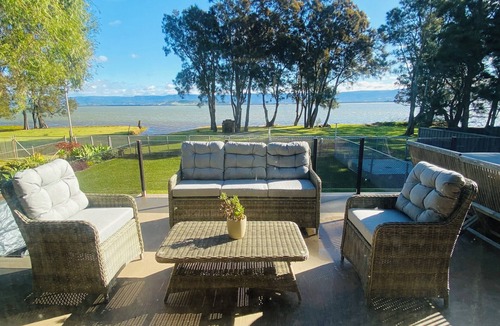 Primbee House | LA CASA SUL LAGO. Stunning lakefront home with direct access to lake Illawarra.