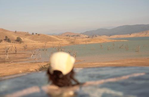 Bonnie Doon House | Lake Eildon Cabin with Lake Views, Plunge Pool & Outdoor Cinema