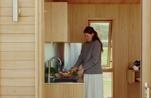 Bonnie Doon Cabin | Lake Eildon Retreat, with Lake views, plunge pool and outdoor cinema