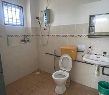 Rumah Pangsa Taman Utama House | Lake View From Bed Peaceful Getaway Home