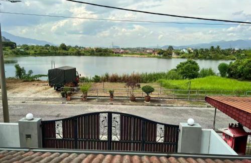 Rumah Pangsa Taman Utama House | Lake View From Bed Peaceful Getaway Home