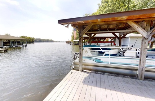 Bumpass House | Lakefront - Spacious 5-bedroom house on Lake Anna - Public Side