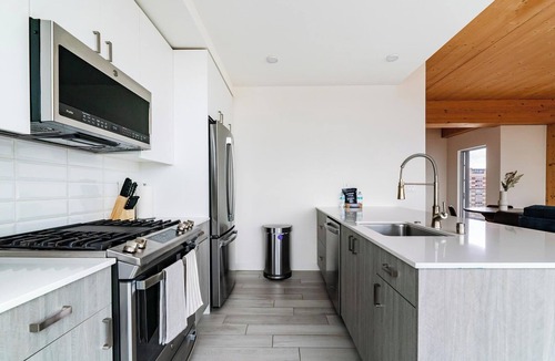 East Town Apartment | Landing | Chic 3BD, Pool, Gym