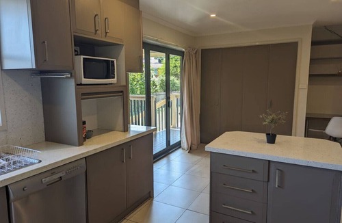 Chifley House | Large Comfortable Home @Woden